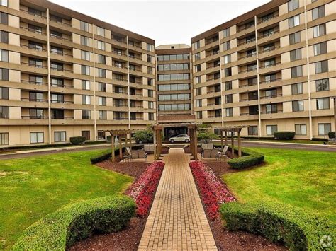 Legacy Place Apartments - Southfield, MI. . Cheap apartments in southfield